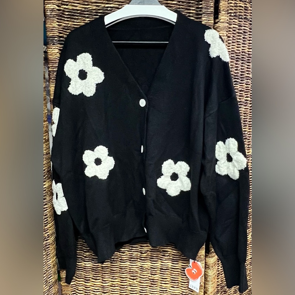 Cider- Black and White Floral Women's Sweater, Size:4XL, New with tags